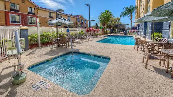 Fairfield Inn & Suites Orlando Near Universal Orlando Resort | Florida - Orlando (ve civarı) - Orlando