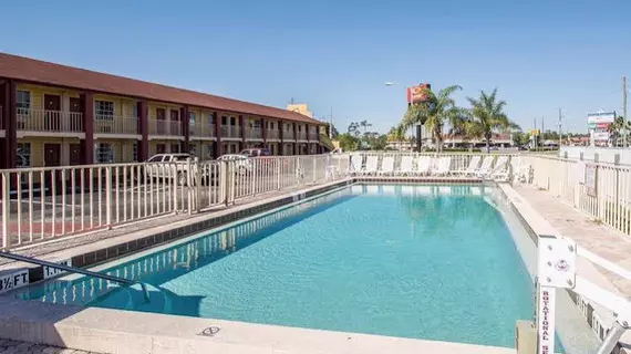 Econo Lodge Inn & Suites Maingate Central | Florida - Orlando (ve civarı) - Lake Buena Vista - Disney's Maingate East