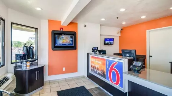 Motel 6 Chicago O'Hare - Schiller Park | İllinois - Chicago (ve civarı) - Schiller Park