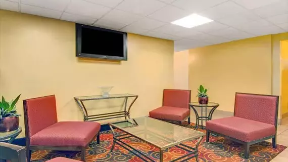 Super 8 Motel - Stamford/New York City Area | Connecticut - Stamford (ve civarı) - Stamford