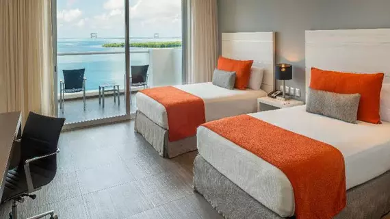 Real Inn Cancún by Camino Real | Quintana Roo - Benito Juárez - Cancun (ve civarı) - Oteller Bölgesi - Avenida Kukulkan