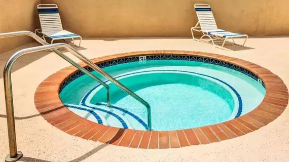 Days Inn & Suites Fullerton | Kaliforniya - Orange County - Fullerton