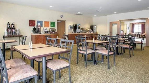 Comfort Suites at Royal Ridges | Wisconsin - Ripon