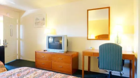 Days Inn & Suites Hayward | Kaliforniya - Oakland (ve civarı) - Hayward