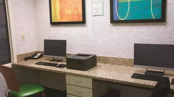 La Quinta Inn & Suites Tulsa Central | Oklahoma - Tulsa (ve civarı) - Tulsa