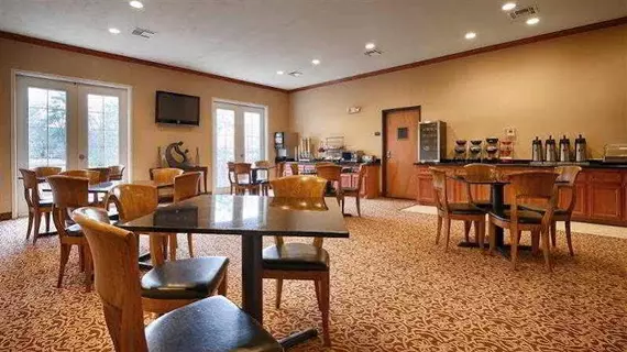 Best Western Inn & Suites Cleveland | Teksas - Conroe (ve civarı) - Cleveland