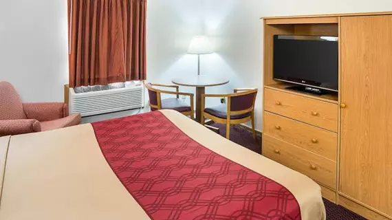 Rodeway Inn & Suites Austin | Minnesota - Rochester (ve civarı) - Austin