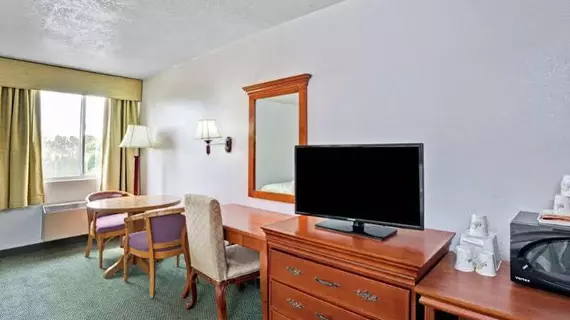 Days Inn & Suites Fullerton | Kaliforniya - Orange County - Fullerton