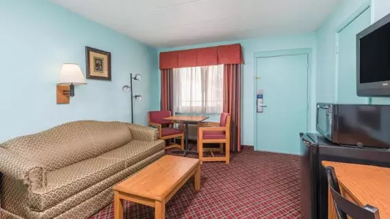 Days Inn and Suites Springfield | Missouri - Springfield (ve civarı) - Springfield