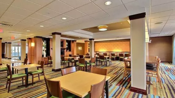 Fairfield Inn & Suites by Marriott Milwaukee Airport | Wisconsin - Milwaukee (ve civarı) - Oak Creek