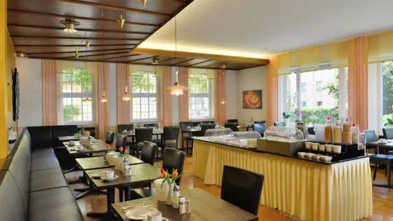 Businesshotel Rosenau | Baden-Wuerttemberg - Rems-Murr-Kreis - Stuttgart (ve civarı) - Esslingen - Sirnau - Oberesslingen