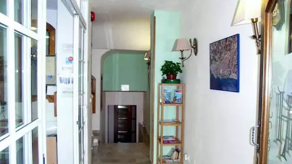 Hostal Dianes | Andalucia - Malaga İli - La Axarquía - Nerja - Nerja Kent Merkezi