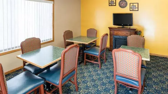 Rodeway Inn & Suites Austin | Minnesota - Rochester (ve civarı) - Austin