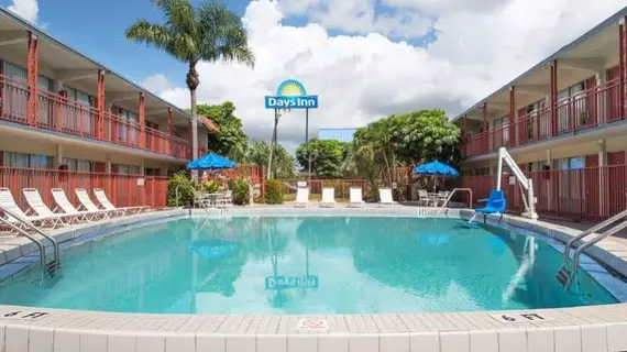 Days Inn West Palm Beach | Florida - Palm Beach - Batı Palm Beach (ve civarı) - West Palm Beach