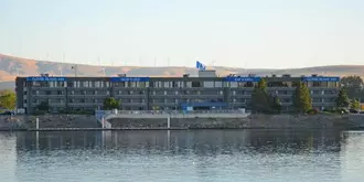 Clover Island Inn