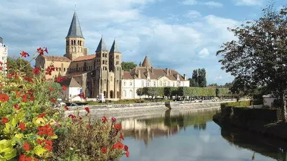 Hostellerie Des Trois Pigeons | Bourgogne-Franche-Comte - Saone-et-Loire (bölge) - Paray-le-Monial