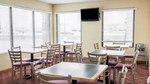 Quality Inn & Suites Shelbyville | Indiana - Indianapolis (ve civarı) - Shelbyville