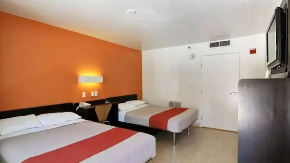 Motel 6 Santa Barbara - Carpinteria South | Kaliforniya - Santa Barbara (ve civarı) - Carpinteria