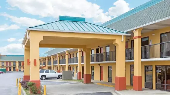 Howard Johnson Express Inn Orangeburg | Güney Karolayna - Orangeburg (ve civarı) - Orangeburg