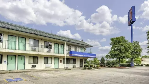 Motel 6 Nashville - Goodlettsville | Tennessee - Nashville-Davidson - Nashville (ve civarı) - Goodlettsville