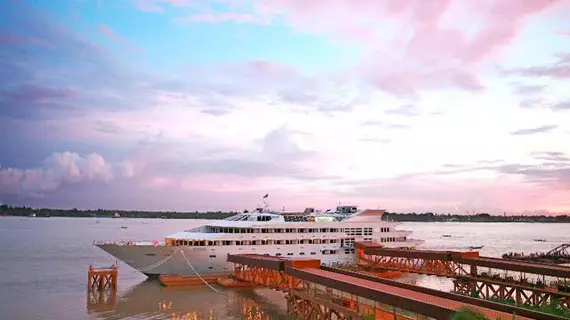 Vintage Luxury Yacht Hotel | Yangon - Botahtaung