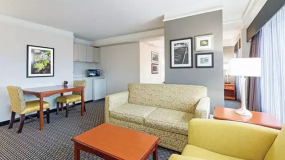 La Quinta Inn & Suites New Orleans Airport | Louisiana - New Orleans (ve civarı) - Kenner - Kenner - Louis Armstrong Uluslararası Havalimanı