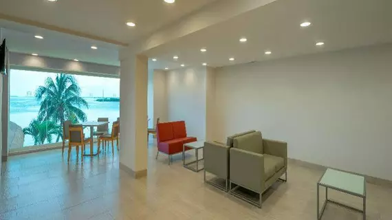 Real Inn Cancún by Camino Real | Quintana Roo - Benito Juárez - Cancun (ve civarı) - Oteller Bölgesi - Avenida Kukulkan