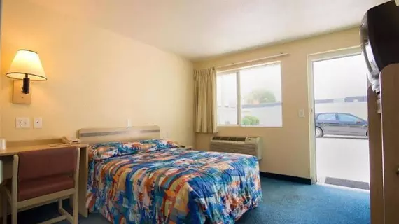 Motel 6 Reno - Virginia Plumb | Nevada - Pyramid Lake Kızılderili Bölgesi - Reno (ve civarı) - Reno - Reno/Tahoe Havalimanı