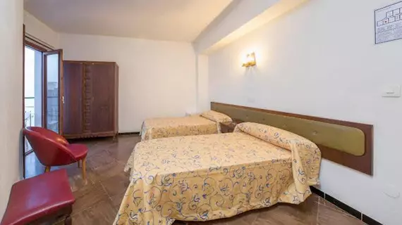 Hostal Alicante | Balearic Adaları - İbiza Adası - Sant Antoni de Portmany