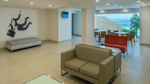 Real Inn Cancún by Camino Real | Quintana Roo - Benito Juárez - Cancun (ve civarı) - Oteller Bölgesi - Avenida Kukulkan