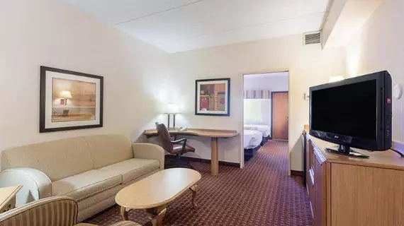 Quality Suites Hotel - Lansing | Michigan - Lansing (ve civarı) - Lansing