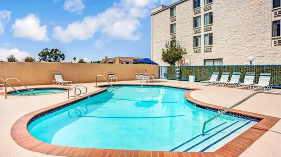 Days Inn & Suites Fullerton | Kaliforniya - Orange County - Fullerton