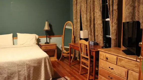 The Victorian-Candle Bed & Breakfast | Maryland - Hollywood