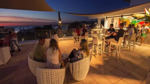 azuLine Hotel Bergantin | Balearic Adaları - İbiza Adası - Sant Antoni de Portmany - Cala de Bou