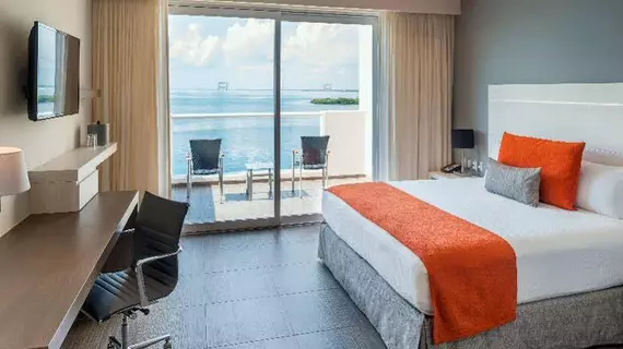 Real Inn Cancún by Camino Real | Quintana Roo - Benito Juárez - Cancun (ve civarı) - Oteller Bölgesi - Avenida Kukulkan