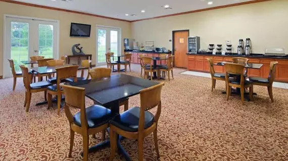 Best Western Inn & Suites Cleveland | Teksas - Conroe (ve civarı) - Cleveland