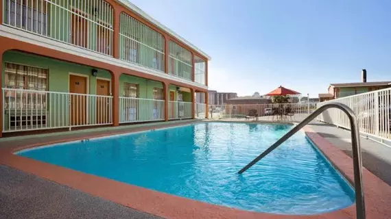 Super 8 Austin/Downtown/Capitol Area | Teksas - Austin (ve civarı) - Austin - East Austin