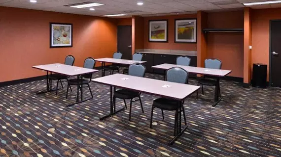 Best Western Plus Wichita West Airport Inn | Kansas - Wichita (ve civarı) - Viçita