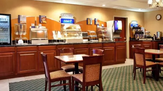 Holiday Inn Express Breaux Bridge | Louisiana - Lafayette (ve civarı) - Breaux Bridge