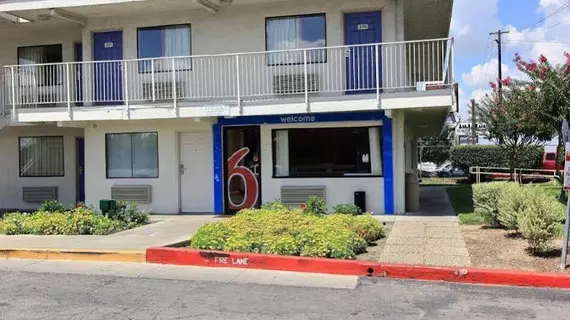 Motel 6 Austin Central - North | Teksas - Austin (ve civarı) - Austin