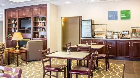 Comfort Inn & Suites Dayville | Connecticut - Willington (ve civarı) - Dayville