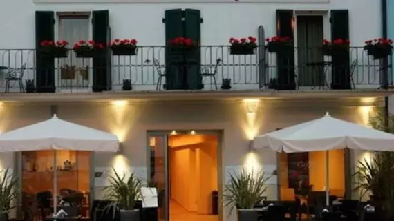 Hotel Tripoli | Lombardy - Brescia (il) - Desenzano del Garda - Desenzano del Garda Kent Merkezi