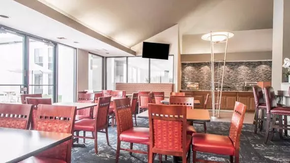 Clarion Inn and Suites Springfield | Missouri - Springfield (ve civarı) - Springfield