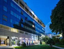 Golden Tulip Aix Les Bains | Auvergne-Rhone-Alpes - Savoie (bölge) - Aix-les-Bains (ve civarı) - Aix-les-Bains - Aix-les-Bains Kent Merkezi