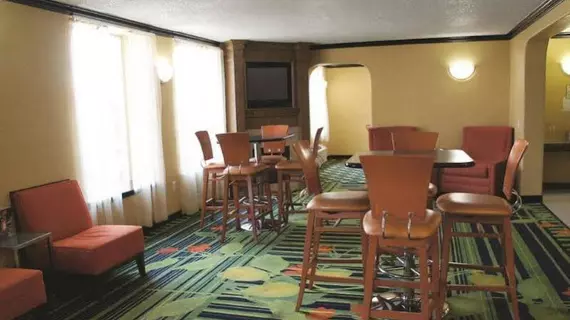 La Quinta Inn & Suites Tulsa Central | Oklahoma - Tulsa (ve civarı) - Tulsa