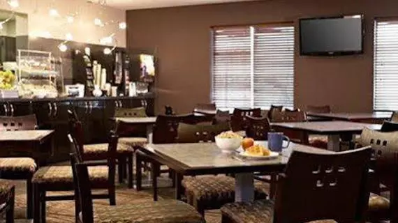 Comfort Suites Kelowna | Britanya Kolombiyası - Kelowna - Rutland