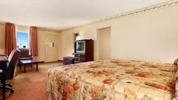 Ramada Inn and Suites Lebanon | Tennessee - Nashville-Davidson - Nashville (ve civarı) - Lebanon