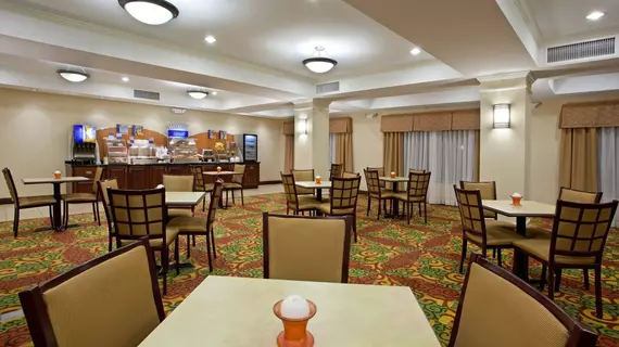 Holiday Inn Express Hotel & Suites Portland | Indiana - Muncie (ve civarı) - Portland