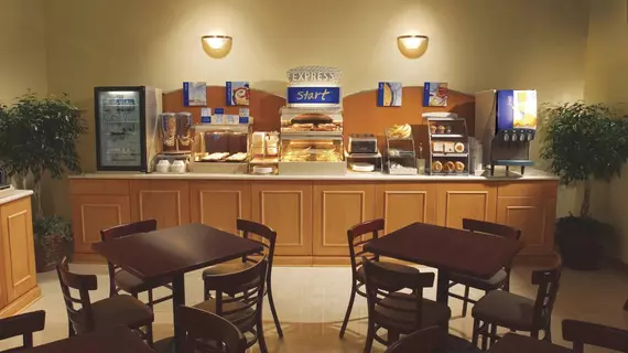 Holiday Inn Express North York | Ontario - Toronto (ve civarı) - Toronto