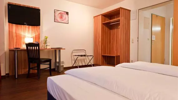 Hotel Domino | Baden-Wuerttemberg - Rems-Murr-Kreis - Stuttgart (ve civarı) - Stuttgart - Stammheim-Mitte